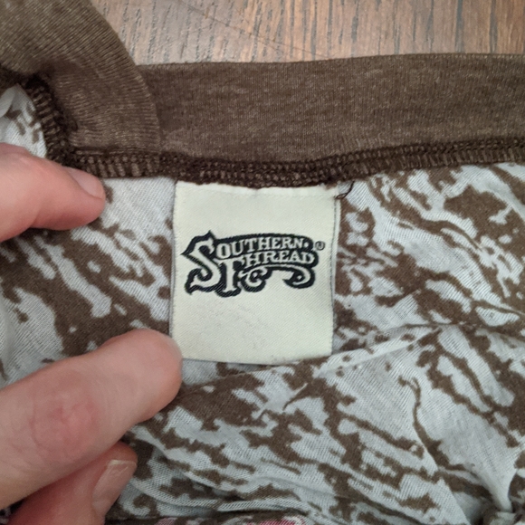 Southern Thread vintage v-neck tee - Picture 3 of 6